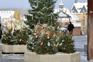 Malé vánoční stromky ozdobené chebskými školami.