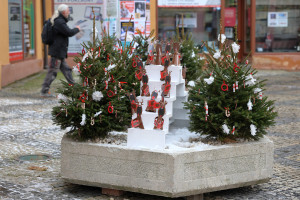 Malé vánoční stromky ozdobené chebskými školami.